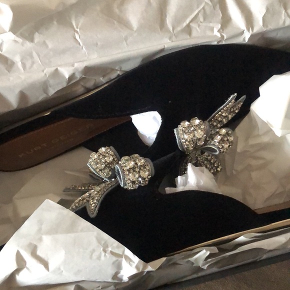 Kurt Geiger close toe flats with big diamond studded bird symbol - Picture 3 of 5